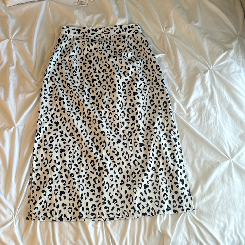 High waisted, double slit, zipper closure, midi skirt